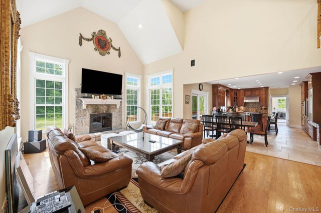 17 Meadow Crest Drive, Mahopac, NY 10541