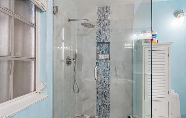 6011 Sea Grass LN, Naples, FL 34116