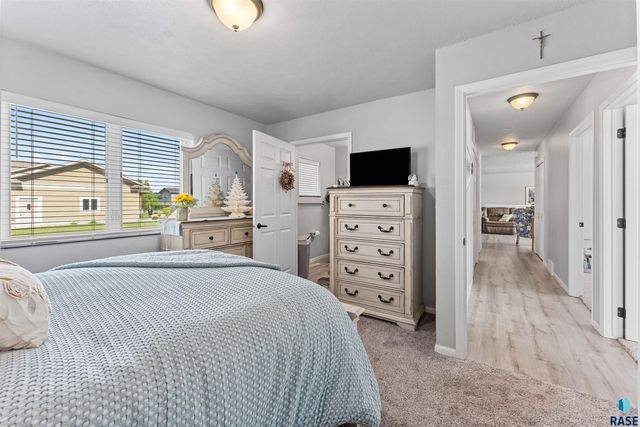 203 Cherry Ln, Chamberlain, SD 57325