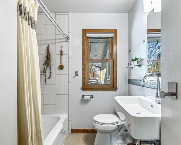 1205 Laurie Road W, Roseville, MN 55113