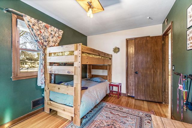 1205 Laurie Road W, Roseville, MN 55113