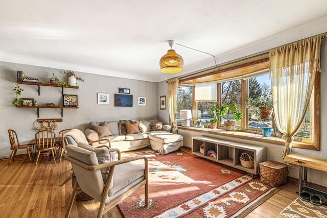 1205 Laurie Road W, Roseville, MN 55113