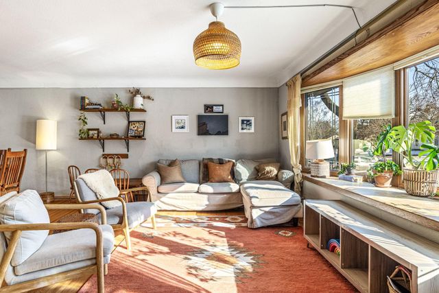 1205 Laurie Road W, Roseville, MN 55113