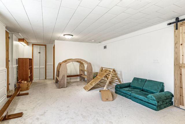 1205 Laurie Road W, Roseville, MN 55113