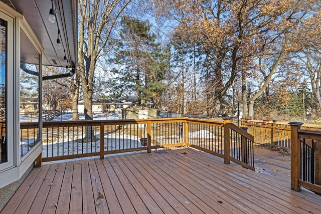 1205 Laurie Road W, Roseville, MN 55113