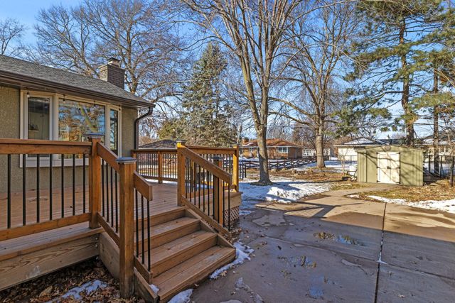 1205 Laurie Road W, Roseville, MN 55113
