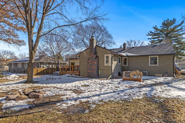 1205 Laurie Road W, Roseville, MN 55113