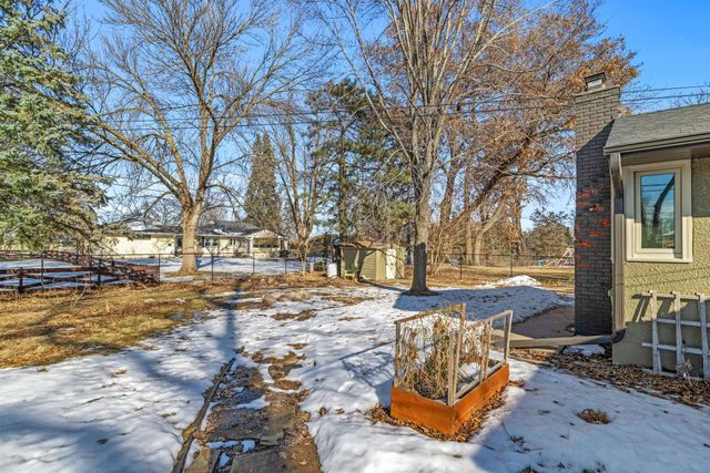 1205 Laurie Road W, Roseville, MN 55113