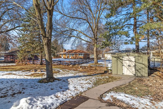 1205 Laurie Road W, Roseville, MN 55113