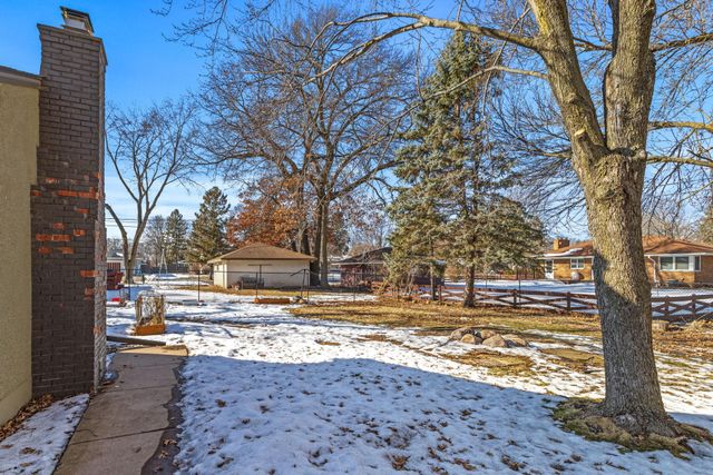 1205 Laurie Road W, Roseville, MN 55113