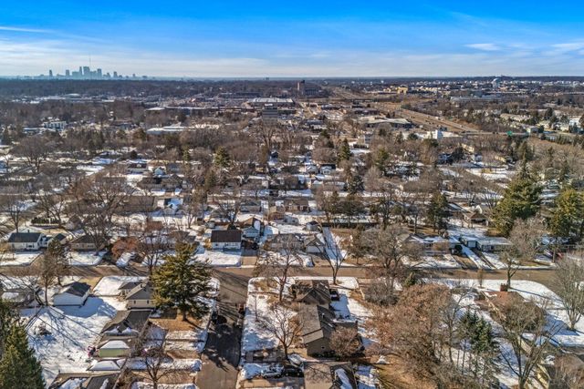 1205 Laurie Road W, Roseville, MN 55113