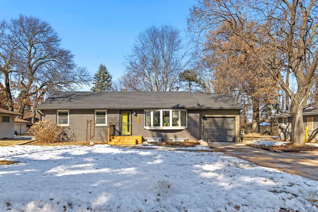 1205 Laurie Road W, Roseville, MN 55113