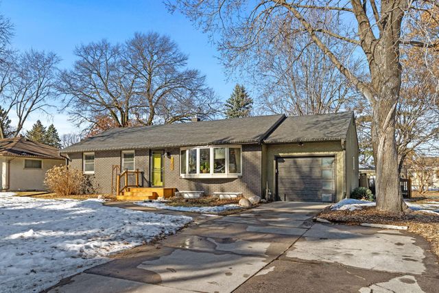 1205 Laurie Road W, Roseville, MN 55113