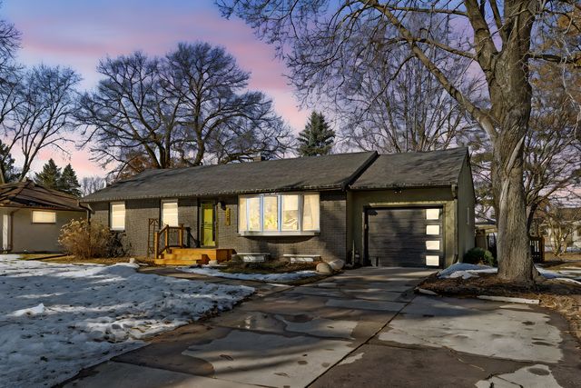 1205 Laurie Road W, Roseville, MN 55113