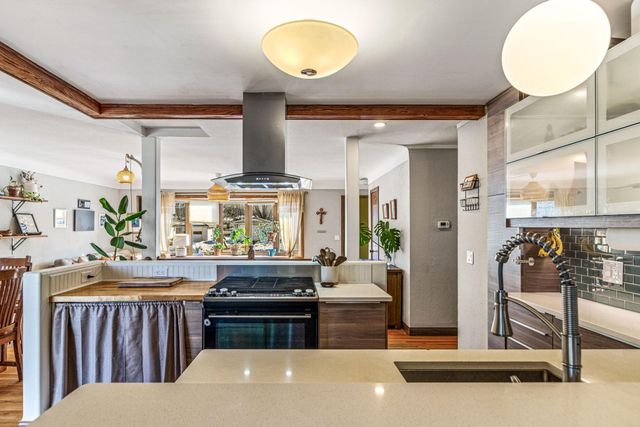 1205 Laurie Road W, Roseville, MN 55113