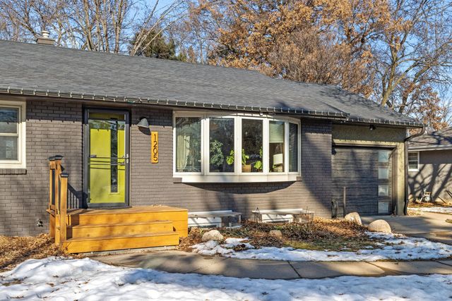 1205 Laurie Road W, Roseville, MN 55113