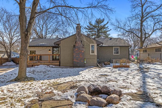 1205 Laurie Road W, Roseville, MN 55113