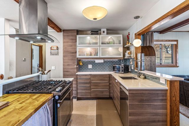 1205 Laurie Road W, Roseville, MN 55113