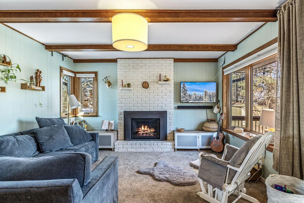 1205 Laurie Road W, Roseville, MN 55113