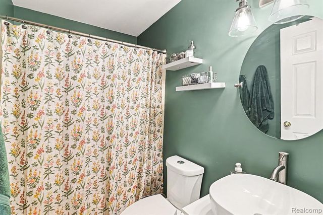 2830 Bayberry Drive, Waterford, MI 48329