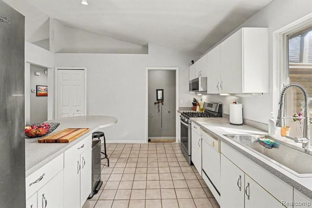 2830 Bayberry Drive, Waterford, MI 48329