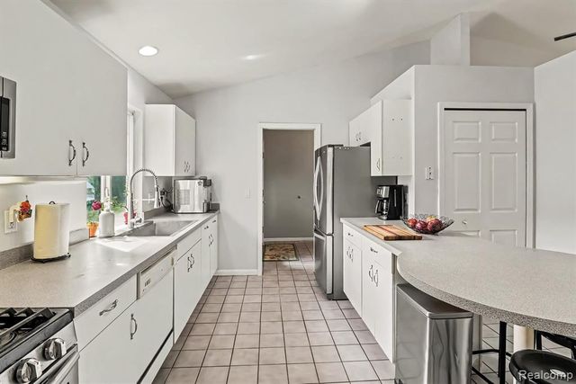 2830 Bayberry Drive, Waterford, MI 48329