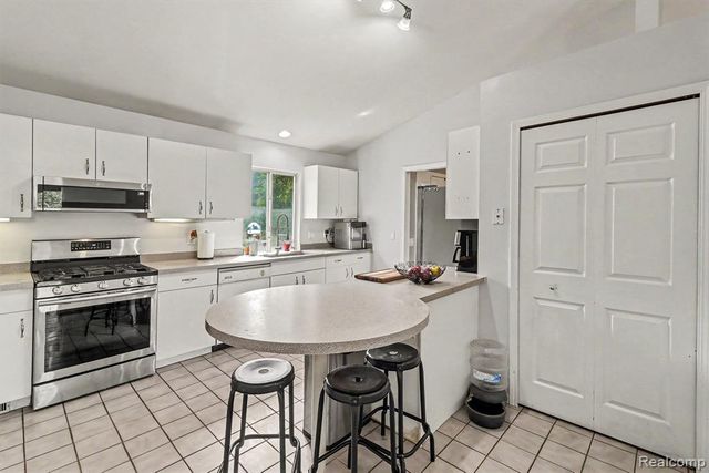 2830 Bayberry Drive, Waterford, MI 48329