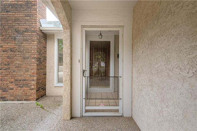 10917 W 98th Street, Overland Park, KS 66214