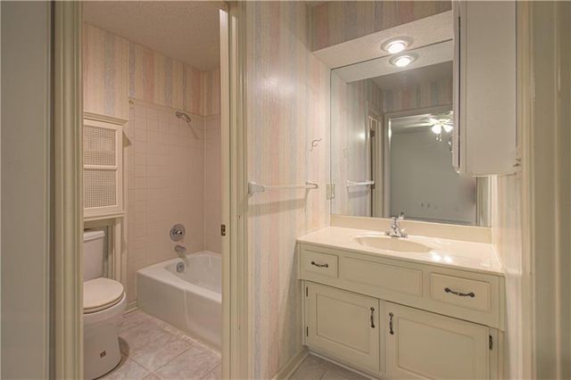 10917 W 98th Street, Overland Park, KS 66214