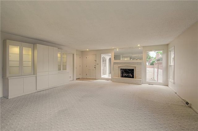 10917 W 98th Street, Overland Park, KS 66214