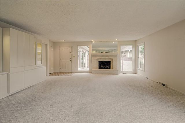 10917 W 98th Street, Overland Park, KS 66214