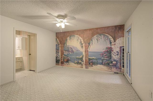 10917 W 98th Street, Overland Park, KS 66214