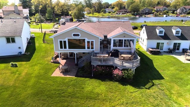 415 Coledale Drive, White Lake, MI 48386