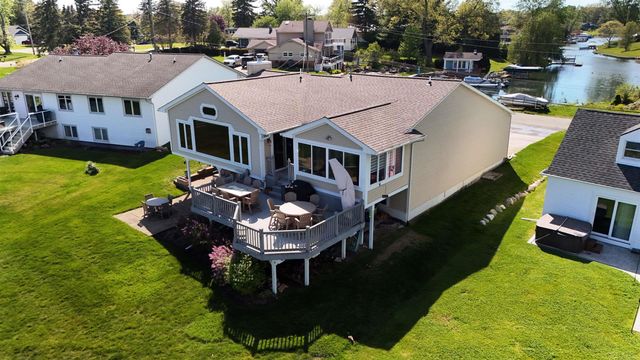 415 Coledale Drive, White Lake, MI 48386