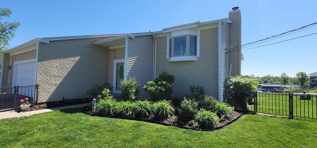 415 Coledale Drive, White Lake, MI 48386