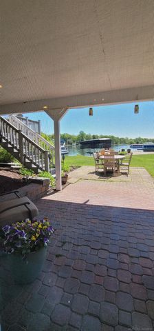 415 Coledale Drive, White Lake, MI 48386