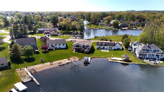 415 Coledale Drive, White Lake, MI 48386