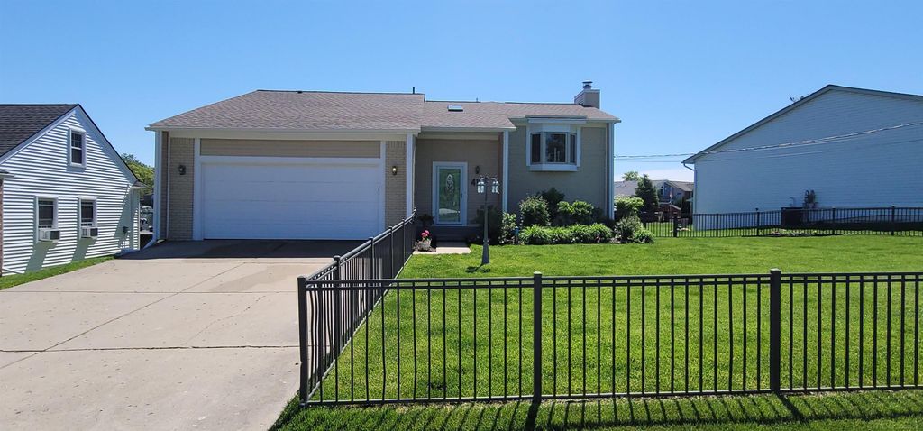 415 Coledale Drive, White Lake, MI 48386