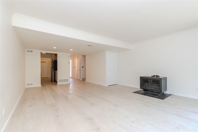 690 Peninsula Court, Ann Arbor, MI 48105