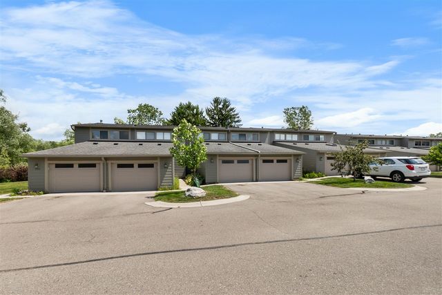 690 Peninsula Court, Ann Arbor, MI 48105