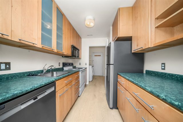 690 Peninsula Court, Ann Arbor, MI 48105