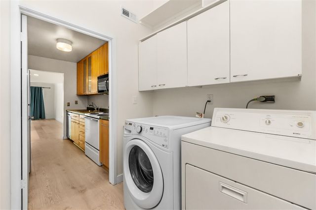 690 Peninsula Court, Ann Arbor, MI 48105
