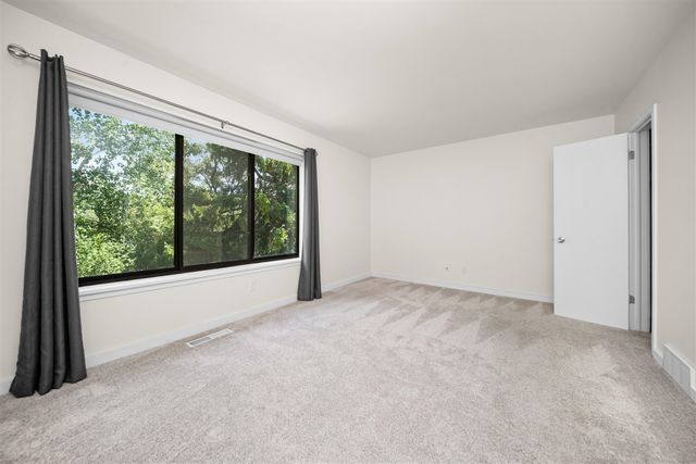 690 Peninsula Court, Ann Arbor, MI 48105
