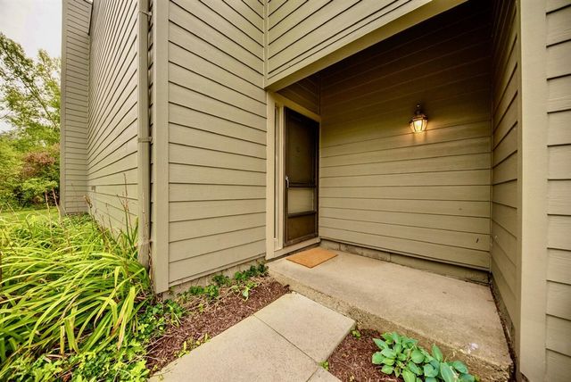 690 Peninsula Court, Ann Arbor, MI 48105