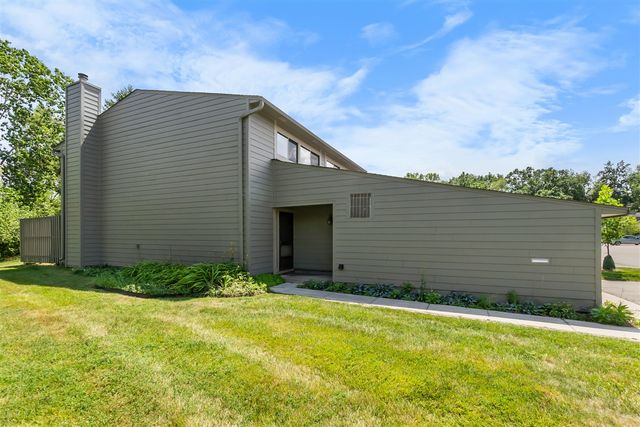 690 Peninsula Court, Ann Arbor, MI 48105