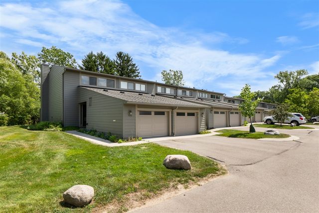 690 Peninsula Court, Ann Arbor, MI 48105