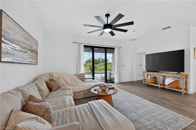1385 Birdie DR, Naples, FL 34120
