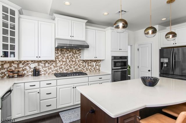 7 Heaton St, Mount Olive Twp., NJ 07828