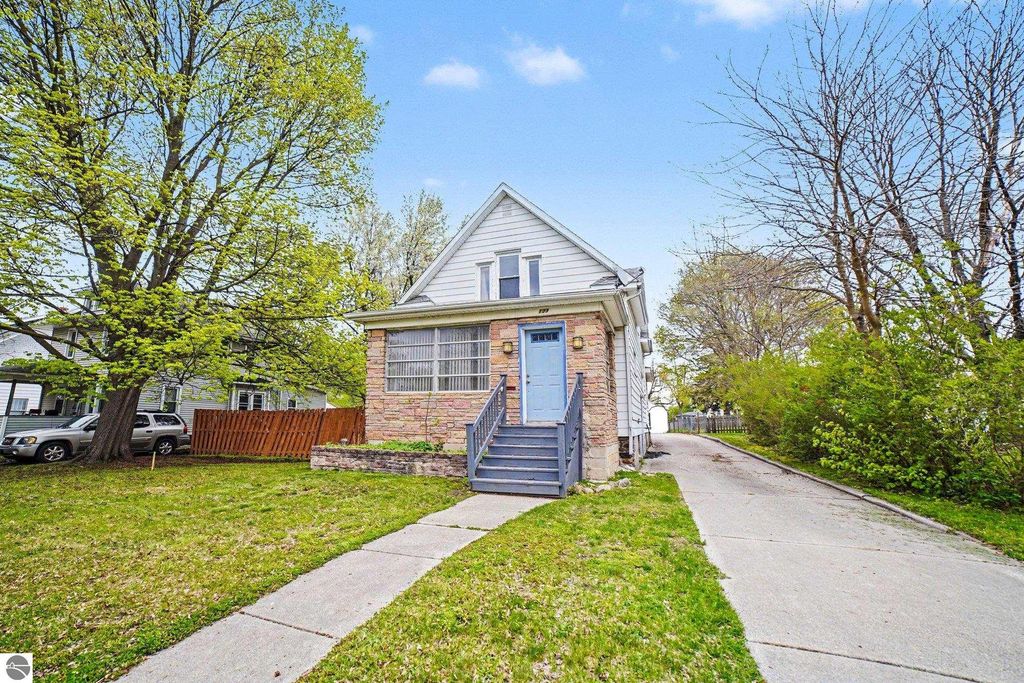 Image 1 of property listing at 133 Allen Avenue, Alma, MI 48801