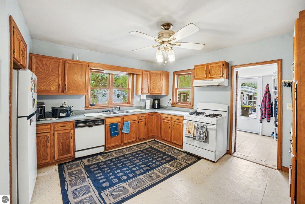 Image 2 of property listing at 133 Allen Avenue, Alma, MI 48801